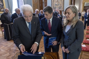 Il Presidente Sergio Mattarella  con l'Amb. Mariangela Zappia, Presidente dell'Istituto per gli studi di politica internazionale  Maurizio Tamagnini, CEO Fondo Strategico Italiano