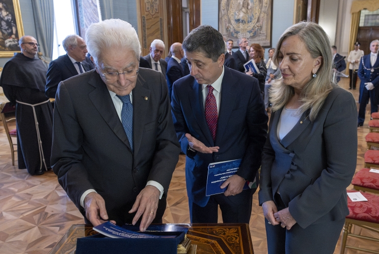 Il Presidente Sergio Mattarella  con l'Amb. Mariangela Zappia, Presidente dell'Istituto per gli studi di politica internazionale  Maurizio Tamagnini, CEO Fondo Strategico Italiano
