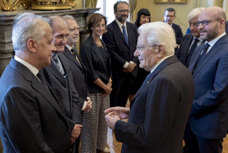 Il Presidente Sergio Mattarella con a fianco il Presidente della Cameera Lorenzo Fontana, saluta Matteo Piantedosi, Ministro dell’Interno, Renato Moro, Presidente dell’Edizione Nazionale delle Opere di Aldo Moro, Giovanni Moro, figlio dello statista e Marta Cartabia, Presidente emerita della Corte Costituzionale e docente di Diritto costituzionale italiano e europeo presso l’Università Bocconi, in occasione della presentazione dell’Edizione Nazionale delle Opere di Aldo Moro