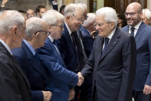 Il Presidente Sergio Mattarella saluta Pierluigi Castagnetti, in occasione della presentazione dell’Edizione Nazionale delle Opere di Aldo Moro