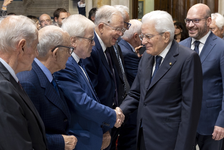 Il Presidente Sergio Mattarella saluta Pierluigi Castagnetti, in occasione della presentazione dell’Edizione Nazionale delle Opere di Aldo Moro