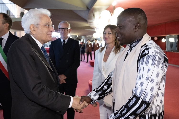 Il Presidente della Repubblica Sergio Mattarella saluta Edward Mukiibi, Presidente di Slow Food International e Barbara Nappini, Presidente di Slow Food Italia, in occasione della cerimonia “Terra Madre e Salone del gusto”