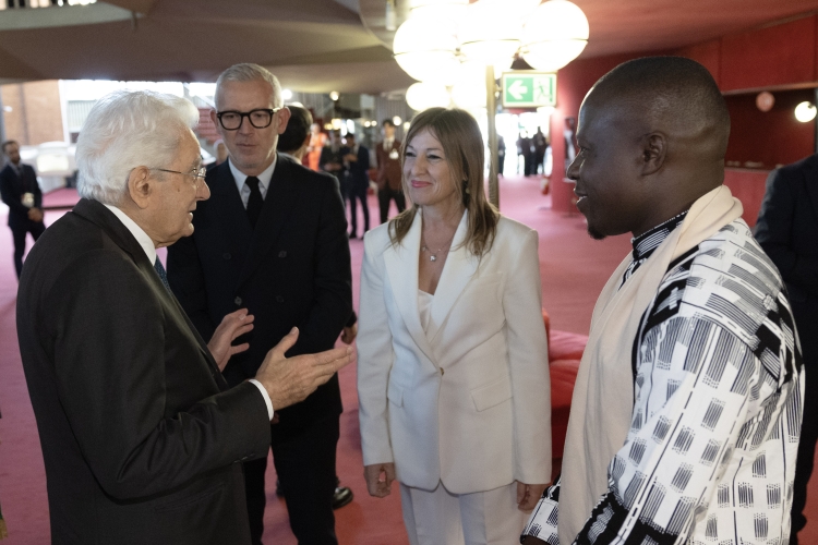 Il Presidente della Repubblica Sergio Mattarella con Edward Mukiibi, Presidente di Slow Food International e Barbara Nappini, Presidente di Slow Food Italia, in occasione della cerimonia “Terra Madre e Salone del gusto”