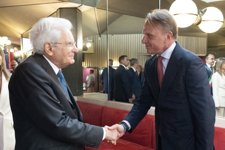 Il Presidente della Repubblica Sergio Mattarella saluta Francesco Lollobrigida, Ministro dell’Agricoltura, della Sovranità Alimentare e delle Foreste, in occasione della cerimonia “Terra Madre e Salone del gusto”