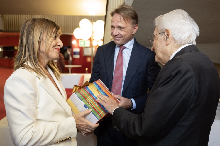 Il Presidente della Repubblica Sergio Mattarella con Francesco Lollobrigida, Ministro dell’Agricoltura, della Sovranità Alimentare e delle Foreste, e con Barbara Nappini, Presidente di Slow Food Italia, in occasione della cerimonia “Terra Madre e Salone del gusto”