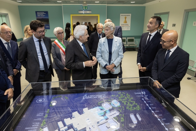 Il Presidente della Repubblica Sergio Mattarella con Allegra Agnelli, Presidente della Fondazione Allegra Agnelli per la ricerca sul cancro