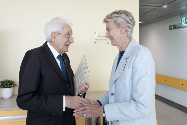 Il Presidente della Repubblica Sergio Mattarella con Allegra Agnelli, Presidente della Fondazione Allegra Agnelli per la ricerca sul cancro