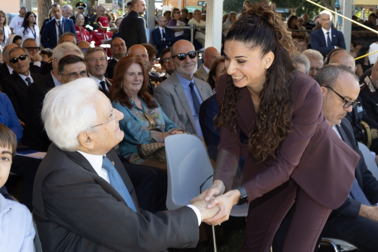 Il Presidente della Repubblica Sergio Mattarella saluta la ballerina Carmen Diodato 
