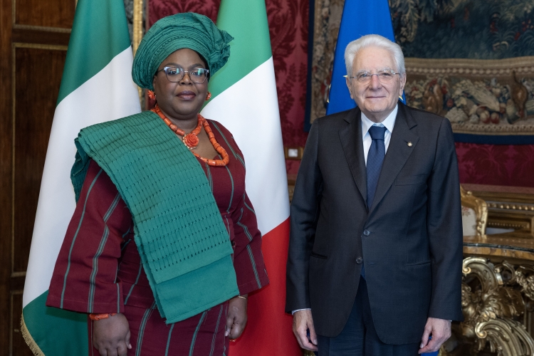 Il Presidente della Repubblica Sergio Mattarella con S.E Signora Abimbola Tolulope Samuel Reuben, Ambasciatrice della Repubblica Federale della Nigeria, in occasione della presentazione delle Lettere credenziali
