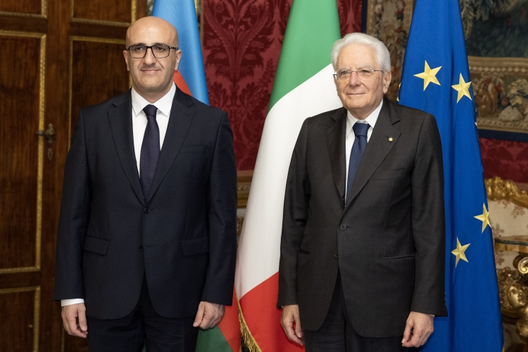 Il Presidente della Repubblica Sergio Mattarella con S.E. Signor Elçin Nariman oğlu Huseynli, Ambasciatore della Repubblica dell’Azerbaigian, in occasione della presentazione delle Lettere credenziali
