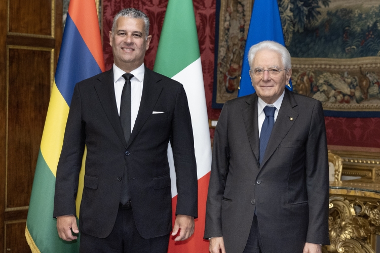 Il Presidente della Repubblica Sergio Mattarella con ) S.E. Signor Jöel Marie Rault, Ambasciatore della Repubblica delle Mauritius, in occasione della presentazione delle Lettere credenziali
