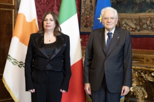 Il Presidente della Repubblica Sergio Mattarella con S.E. Signora Christina Rafti, Ambasciatrice della Repubblica di Cipro, in occasione della presentazione delle Lettere credenziali
