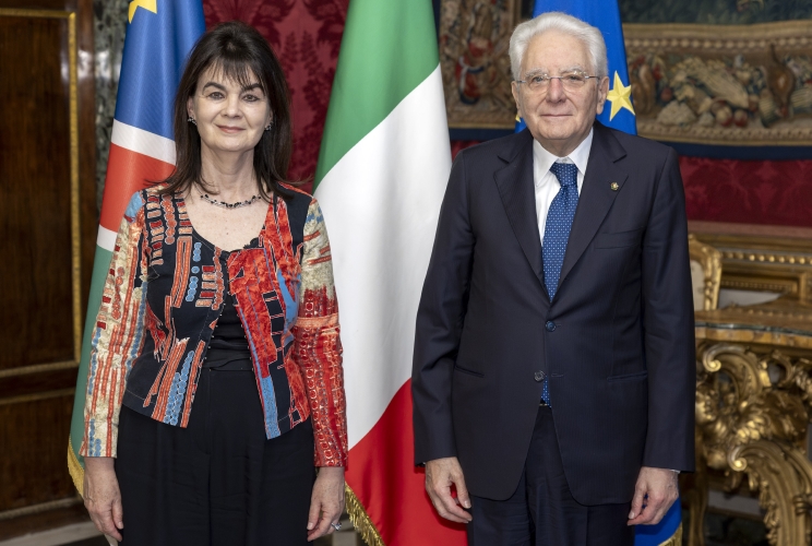 Il Presidente Sergio Mattarella con S.E. la Signora Sabine Böhlke Möller, nuovo Ambasciatore della Repubblica di Namibia, in occasione della presentazione delle Lettere Credenziali