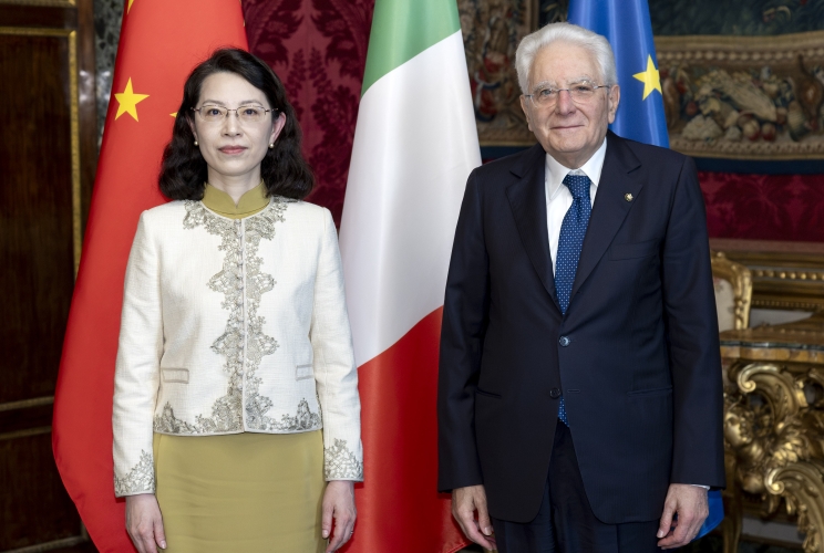 Il Presidente Sergio Mattarella con S.E. la Signora Yue Hou, nuovo Ambasciatore della Repubblica Popolare Cinese, in occasione della presentazione delle Lettere Credenziali