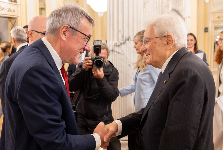 Il Presidente Sergio Mattarella con Maurizio Landini, Segretario generale della CGIL, alla cerimonia in occasione del 120° anniversario di fondazione della Confederazione Generale Italiana del Lavoro - CGIL
