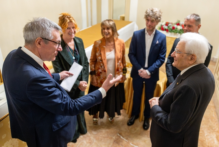Il Presidente Sergio Mattarella con Maurizio Landini, Segretario Generale della CGIL, Angela Finocchiaro, attrice, Lella Costa, attrice, Lodo Guenzi, cantante e Stefano Massini, scrittore, alla cerimonia in occasione del 120° anniversario di fondazione della Confederazione Generale Italiana del Lavoro - CGIL