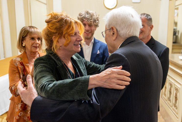 Il Presidente Sergio Mattarella con Angela Finocchiaro, attrice, Lella Costa, attrice, Lodo Guenzi, cantante e Stefano Massini, scrittore, alla cerimonia in occasione del 120° anniversario di fondazione della Confederazione Generale Italiana del Lavoro - CGIL