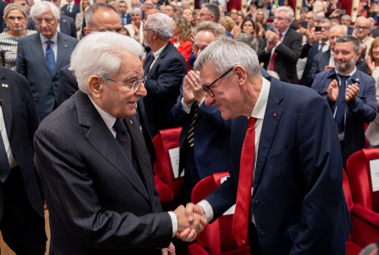 Il Presidente Sergio Mattarella con Maurizio Landini, Segretario generale della CGIL, alla cerimonia in occasione del 120° anniversario di fondazione della Confederazione Generale Italiana del Lavoro - CGIL