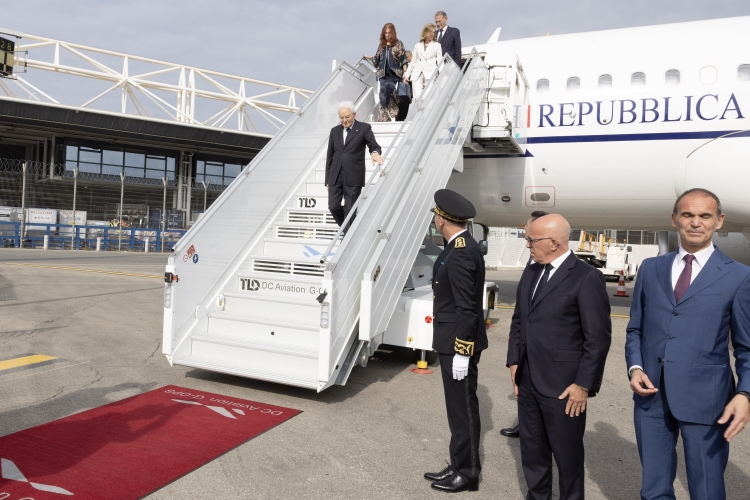 Il Presidente della Repubblica Sergio Mattarella e la Sig.ra Laura all’aeroporto di Nizza, in occasione della visita di Stato nel Principato di Monaco
