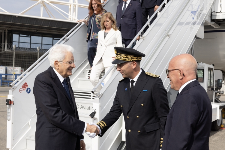 Il Presidente della Repubblica Sergio Mattarella e la Sig.ra Laura all’aeroporto di Nizza, in occasione della visita di Stato nel Principato di Monaco
