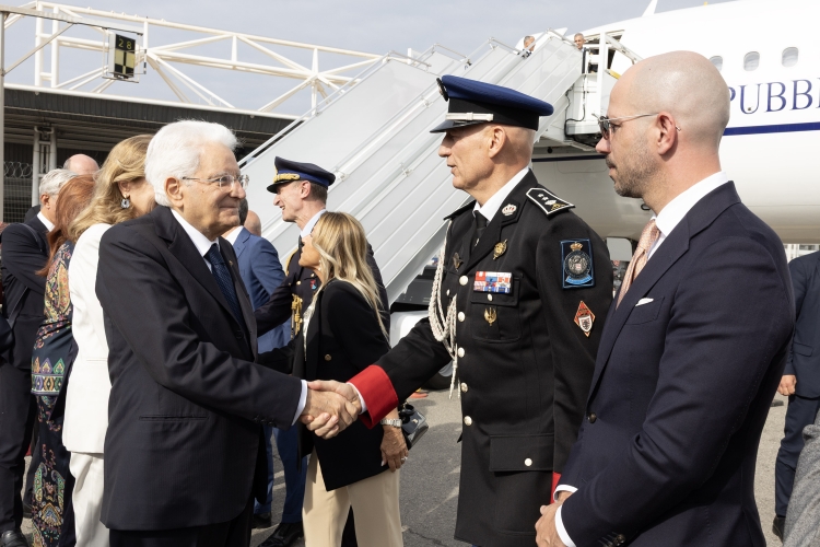 Il Presidente della Repubblica Sergio Mattarella e la Sig.ra Laura all’aeroporto di Nizza, in occasione della visita di Stato nel Principato di Monaco
