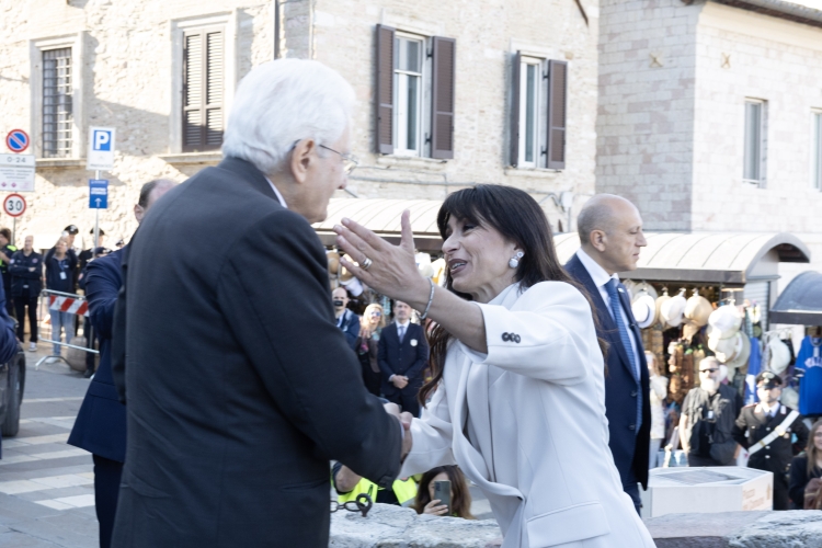 Il Presidente della Repubblica Sergio Mattarella ad Assisi accolto da Stefania Proietti, Presidente della Regione Umbria, in occasione della Festa nazionale di San Francesco d’Assisi, nell’ottavo centenario della morte
