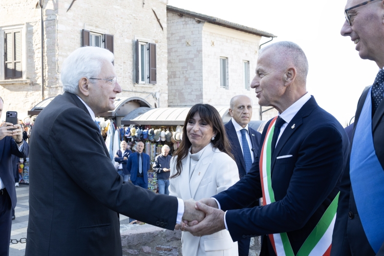 Il Presidente della Repubblica Sergio Mattarella con Valter Stoppini, Sindaco di Assisi, in occasione della Festa nazionale di San Francesco d’Assisi, nell’ottavo centenario della morte
