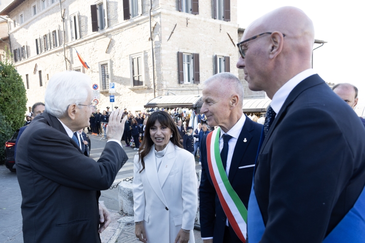 Il Presidente della Repubblica Sergio Mattarella con Stefania Proietti, Presidente della Regione Umbria, e Valter Stoppini, Sindaco di Assisi, Massimiliano Presciutti, Presidente della Provincia di Perugia in occasione della Festa nazionale di San Francesco d’Assisi, nell’ottavo centenario della morte
