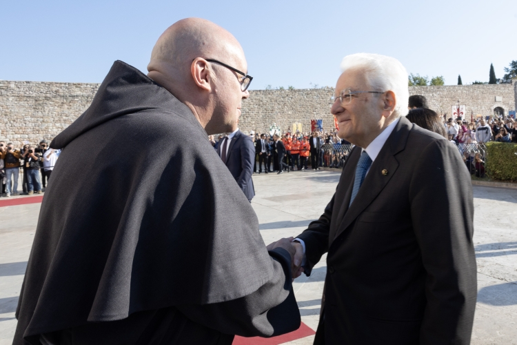 Il Presidente della Repubblica Sergio Mattarella saluta Fra Marco Moroni, Custode del Sacro Convento di San Francesco, in occasione della Festa nazionale di San Francesco d’Assisi, nell’ottavo centenario della morte

