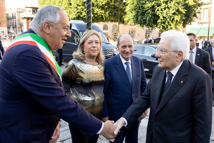 Il Presidente Sergio Mattarella con Roberto Lagalla, Sindaco di Palermo, Luisa Annunziata Lantieri, Vice Presidente dell’Assemblea Regionale Siciliana e Renato Schifani, Presidente della Regione Sicilia, in occasione della proiezione in anteprima del film “Sul Cammino di Francesco – La vita di Biagio Conte”