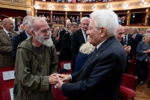 Il Presidente Sergio Mattarella con Don Pino Vitrano, Presidente di Missione di Speranza e Carità, in occasione della proiezione in anteprima del film “Sul Cammino di Francesco – La vita di Biagio Conte”