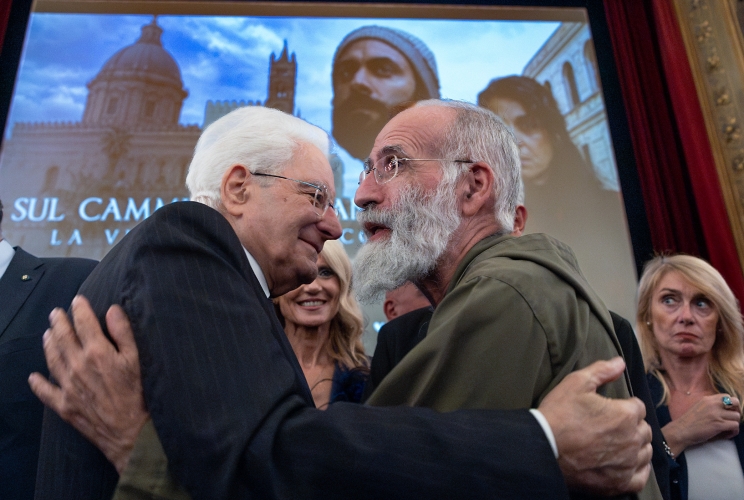 Il Presidente Sergio Mattarella con Don Pino Vitrano, Presidente di Missione di Speranza e Carità, in occasione della proiezione in anteprima del film “Sul Cammino di Francesco – La vita di Biagio Conte”