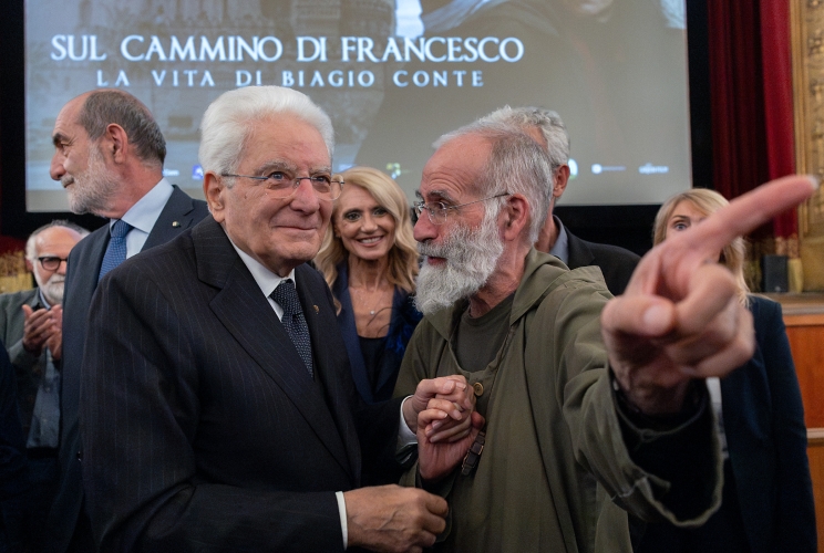 Il Presidente Sergio Mattarella con Don Pino Vitrano, Presidente di Missione di Speranza e Carità, in occasione della proiezione in anteprima del film “Sul Cammino di Francesco – La vita di Biagio Conte”