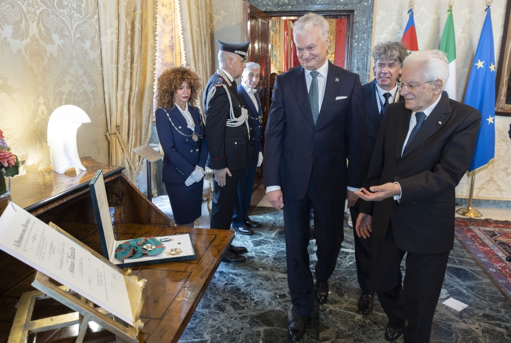 Il Presidente Sergio Mattarella consegna a Gitanas Nausėda, Presidente della Repubblica di Lituania, l'onorificenza di Cavaliere di Gran Croce decorato di Gran Cordone