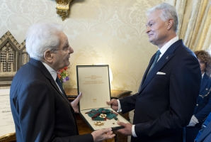 Il Presidente Sergio Mattarella consegna a Gitanas Nausėda, Presidente della Repubblica di Lituania, l'onorificenza di Cavaliere di Gran Croce decorato di Gran Cordone