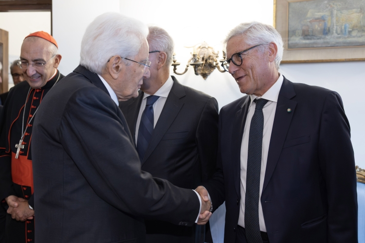 Il Presidente della Repubblica Sergio Mattarella saluta Giovanni Pitruzzella, Giudice costituzionale, in occasione della presentazione del suo volume :“L’Europa in trasformazione. Tra geopolitica e democrazia”
