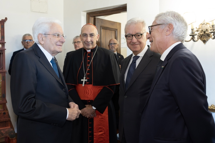 Il Presidente della Repubblica Sergio Mattarella con S. Em. Rev.ma il Cardinale Baldassare Reina, Vicario generale di Sua
Santità per la Diocesi di Roma, con Alfredo Mantovano, Sottosegretario di Stato alla Presidenza del Consiglio dei ministri – Rappresentante del Governo, Giovanni Pitruzzella, Giudice costituzionale, in occasione della presentazione del volume :“L’Europa in trasformazione. Tra geopolitica e democrazia” di Giovanni Pitruzzella
