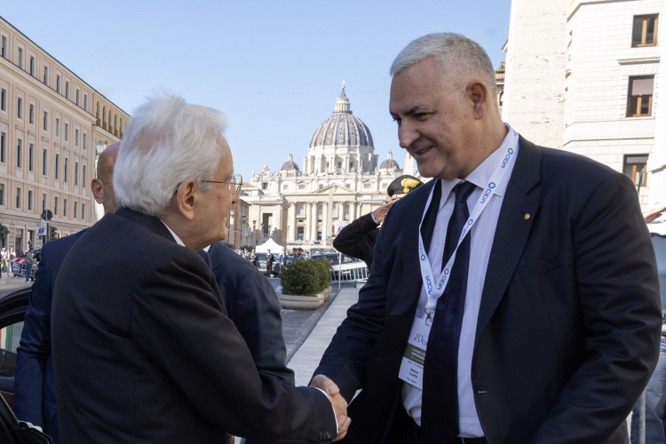 Il Presidente della Repubblica Sergio Mattarella accolto da Stefano Cuzzilla, Presidente della Confederazione Italiana Dirigenti e Alte professionalità, in occasione dell'80^ anniversario della fondazione della Confederazione
