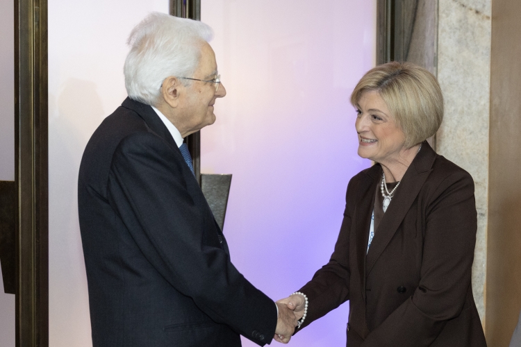 Il Presidente della Repubblica Sergio Mattarella saluta Marina Elvira Calderone, Ministro del lavoro e delle politiche sociali – in rappresentanza del Governo, in occasione dell'80^ anniversario della fondazione della Confederazione Italiana Dirigenti e Alte professionalità – CIDA 
