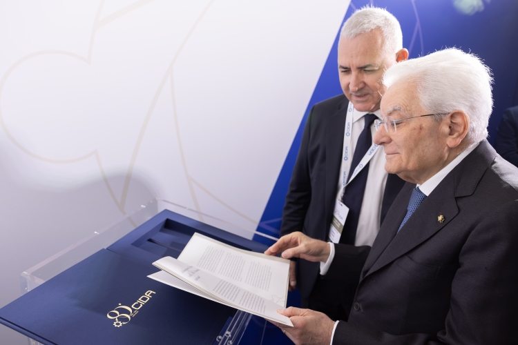 Il Presidente della Repubblica Sergio Mattarella con da Stefano Cuzzilla, Presidente della Confederazione Italiana Dirigenti e Alte professionalità, in occasione dell'80^ anniversario della fondazione della Confederazione Italiana Dirigenti e Alte professionalità – CIDA 
