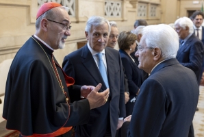 Il Presidente Sergio Mattarella con S.B. Card. Pierbattista Pizzaballa, Patriarca Latino di Gerusalemme, e Antonio Tajani, Vice Presidente del Consiglio dei Ministri – Ministro degli Affari Esteri e della Cooperazione Internazionale in occasione del conferimento del Premio De Sanctis per i Diritti umani 2026 a S.B. Cardinale Pierbattista Pizzaballa