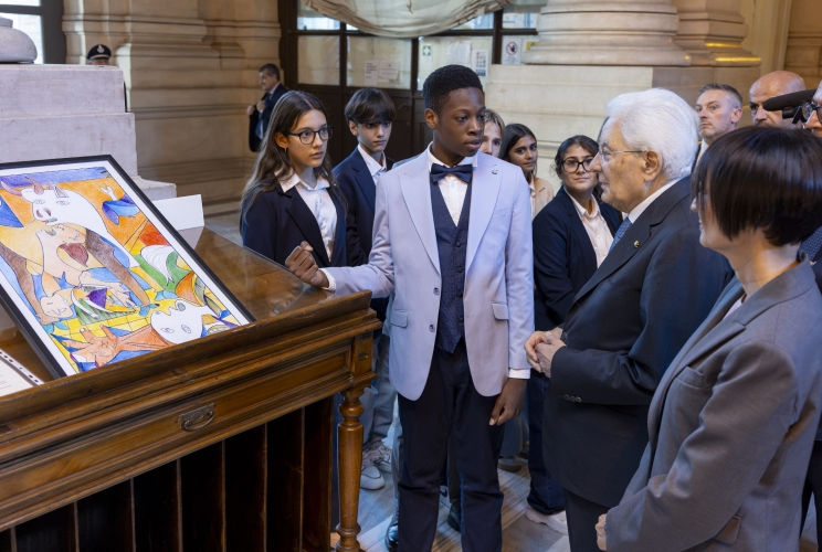 Il Presidente Sergio Mattarella con  una rappresentanza di insegnanti e studenti dell’Istituto Tecnico Tecnologico - Grafica e Comunicazione dell’IIS "Giorgi – Woolf” di Roma e della Scuola secondaria di primo grado dell'IC "Melissa Bassi" di Roma, vincitori delle Menzioni Speciali per i Diritti umani 2026, accompagnati dalla Dott.ssa Anna Paola Sabatini, Direttore generale dell'Ufficio Scolastico regionale per il Lazio