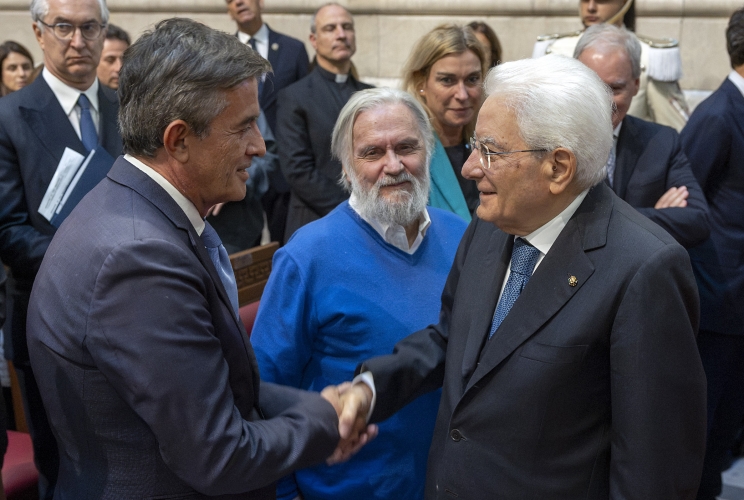 Il Presidente Sergio Mattarella con Pierre Ausseill, Direttore per Europa e Africa di Agence France-Presse, subito dopo aver ritiratlo il Premio De Sanctis per i Diritti umani assegnato ad Agence France-Presse