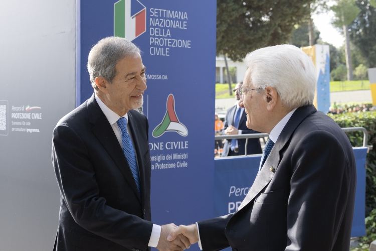 Il Presidente della Repubblica Sergio Mattarella saluta Sebastiano Musumeci, Ministro per la Protezione Civile e le Politiche del mare, in occasione della settimana nazionale della Protezione Civile dal titolo “Percorsi di protezione civile 2026”

