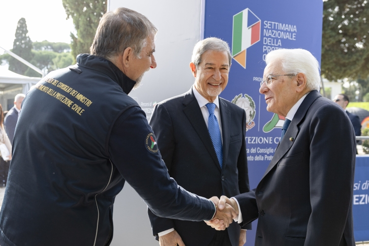 Il Presidente della Repubblica Sergio Mattarella saluta Fabio Ciciliano, Capo del Dipartimento della Protezione Civile, in occasione della settimana nazionale della Protezione Civile dal titolo “Percorsi di protezione civile 2026”
