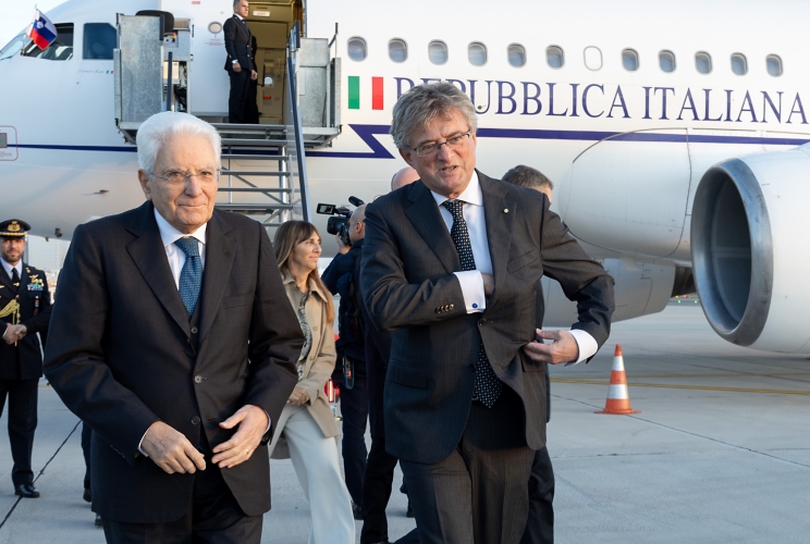Lubiana - Il Presidente Sergio Mattarella accolto dall'Ambasciatore d'Italia a Lubiana, Giuseppe Cavagna, al suo arrivo all'aeroporto Jože Pučnik, in occasione della partecipazione alla XXI Riunione dei Capi di Stato del Gruppo Arraiolos