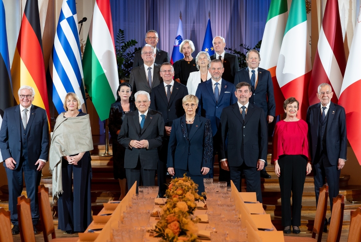 Lubiana - Il Presidente Sergio Mattarella in occasione della "foto di famiglia" con i partecipanti alla XXI Riunione dei Capi di Stato del Gruppo Arraiolos