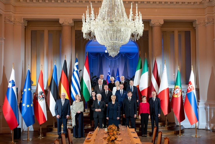 Lubiana - Il Presidente Sergio Mattarella in occasione della "foto di famiglia"  con i partecipanti alla XXI Riunione dei Capi di Stato del Gruppo Arraiolos