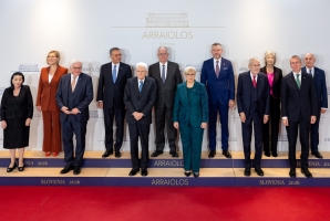 Brdo - Il Presidente Sergio Mattarella in occasione della "foto di famiglia" con i partecipanti alla XXI Riunione dei Capi di Stato del Gruppo Arraiolos