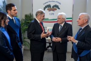 Imperia - Il Presidente Sergio Mattarella con Enzo Lattuca, Presidente dell’Unione delle Province d’Italia (UPI), Agnese Carletti, Presidente della Provincia di Siena e componente del Direttivo Nazionale dell’UPI, Marco Bucci, Presidente della Regione Liguria e Claudio Scajola, Sindaco e Presidente della Provincia di Imperia, in occasione della 39ª Assemblea annuale delle Province d’Italia